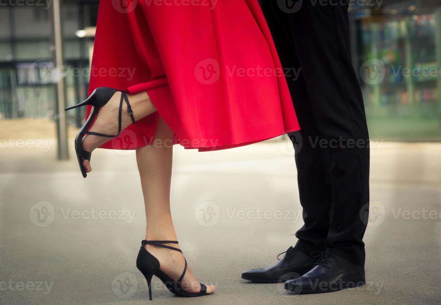 elegante pareja de pie. foto