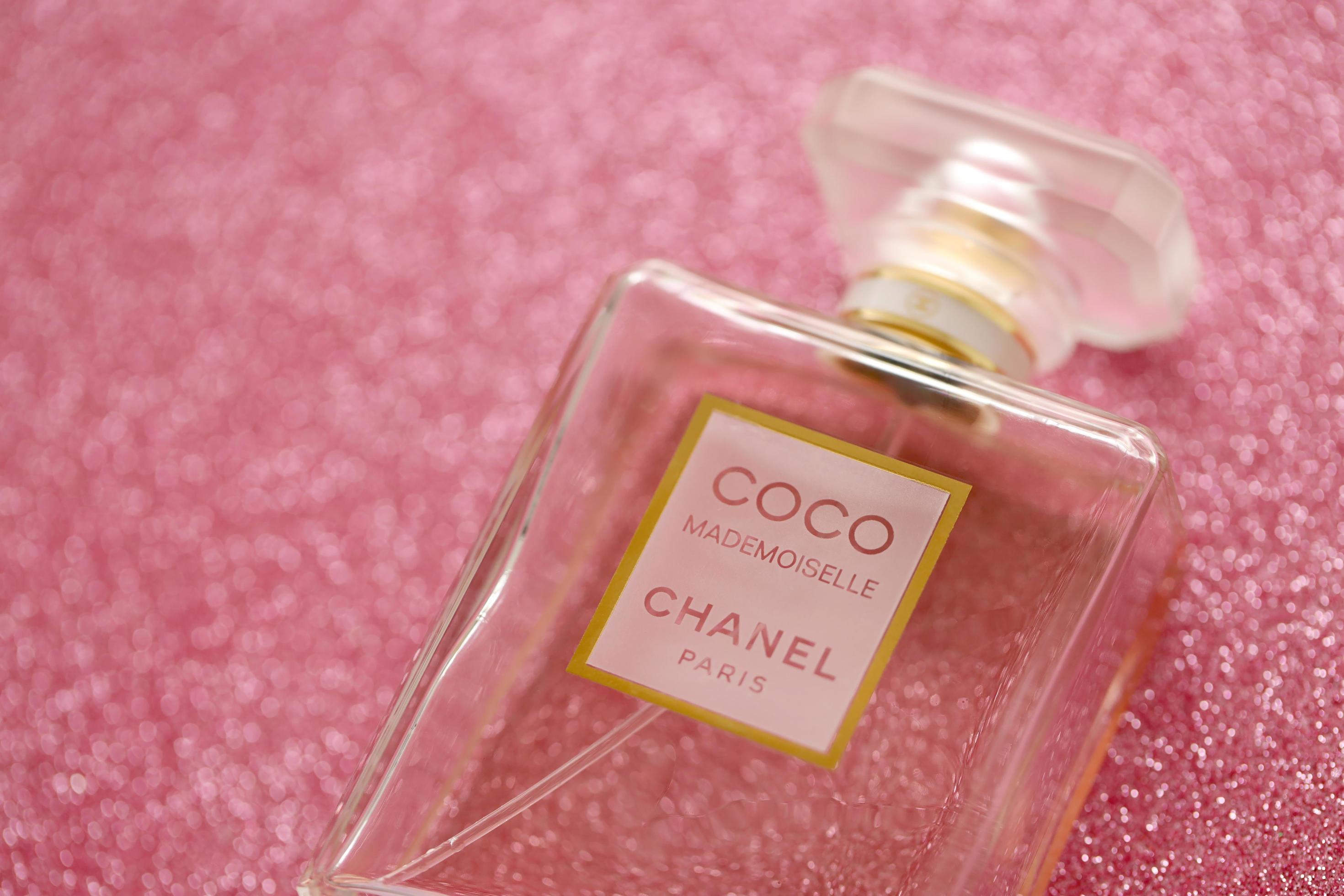 TERNOPIL, UKRAINE - SEPTEMBER 2, 2022 Coco Mademoiselle Chanel Paris  worldwide famous french perfume bottle on shiny glitter background in  purple colors 11628095 Stock Photo at Vecteezy