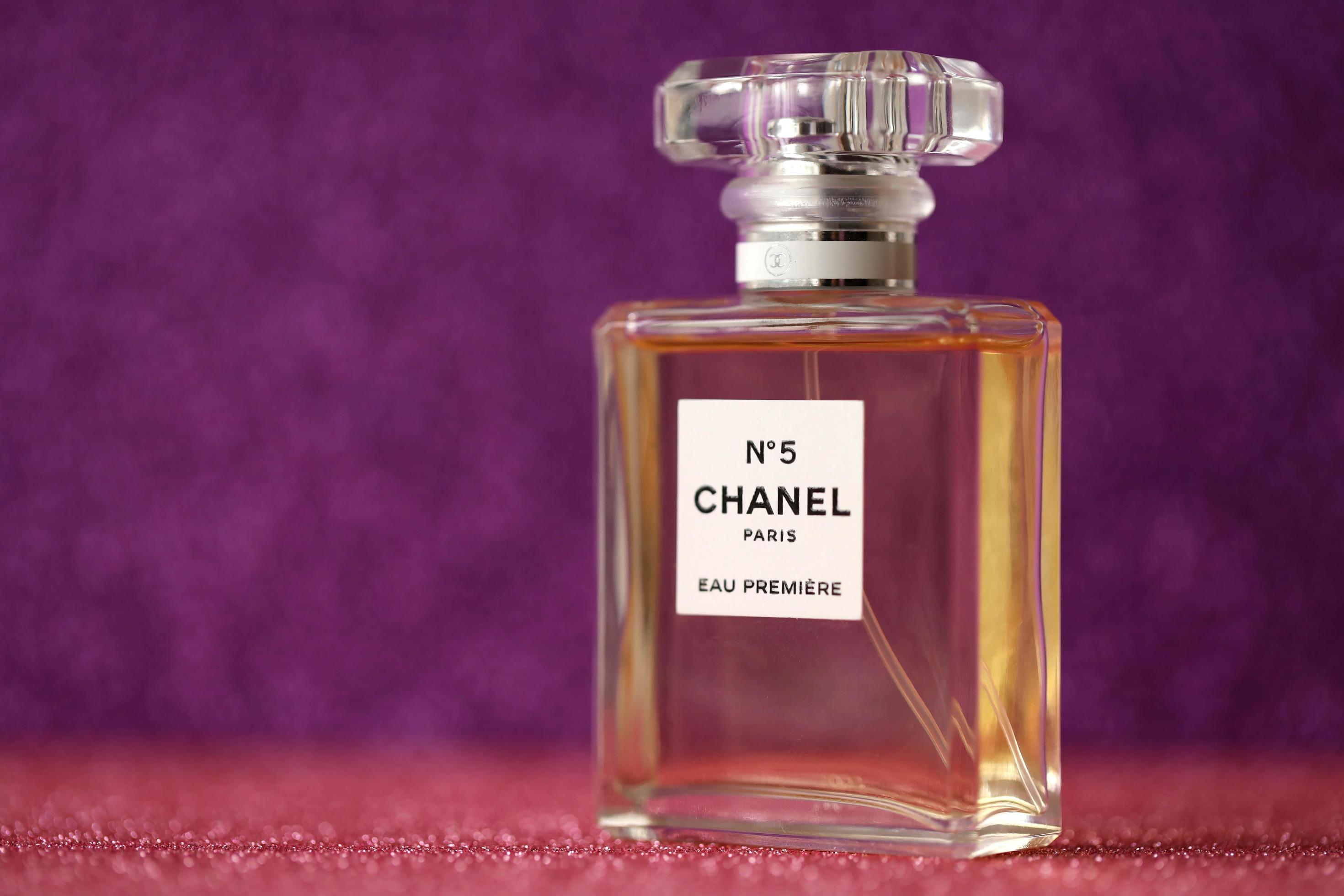 TERNOPIL, UKRAINE - SEPTEMBER 2, 2022 Chanel Number 5 Eau Premiere  worldwide famous french perfume bottle on shiny glitter background in  purple colors 12582579 Stock Photo at Vecteezy