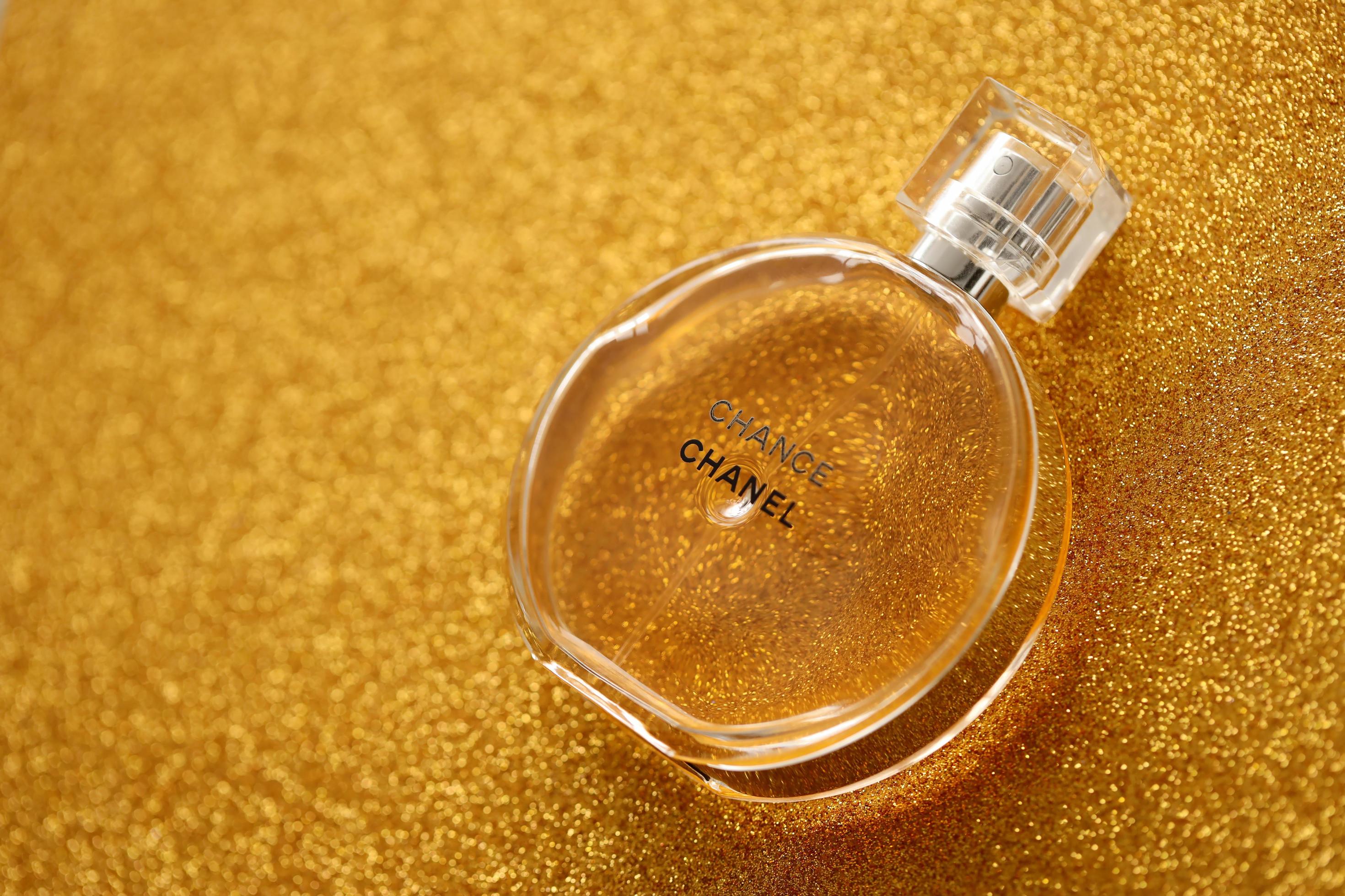 TERNOPIL, UKRAINE - SEPTEMBER 2, 2022 Chanel Chance Worldwide Famous French  Perfume Bottle On Shiny Glitter Background In Golden And Yellow Colors  Stock Photo, Picture and Royalty Free Image. Image 193780104.