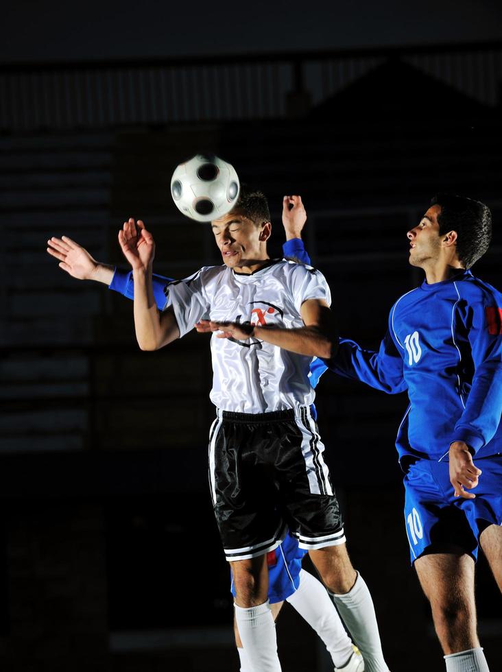 futbolistas en acción por el balón foto