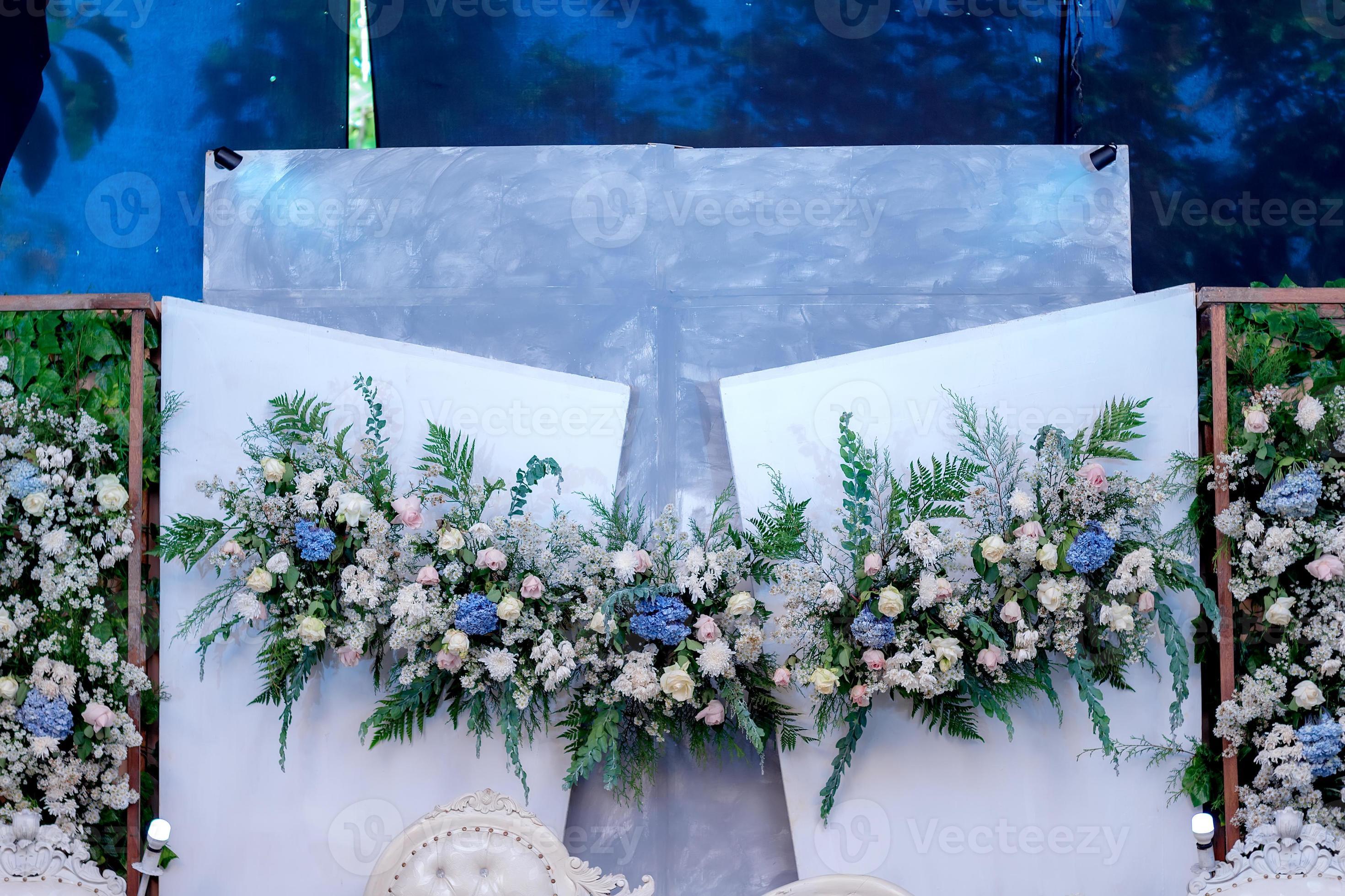 Flower arrangements. Flower and leaf pattern. List layout, copy space