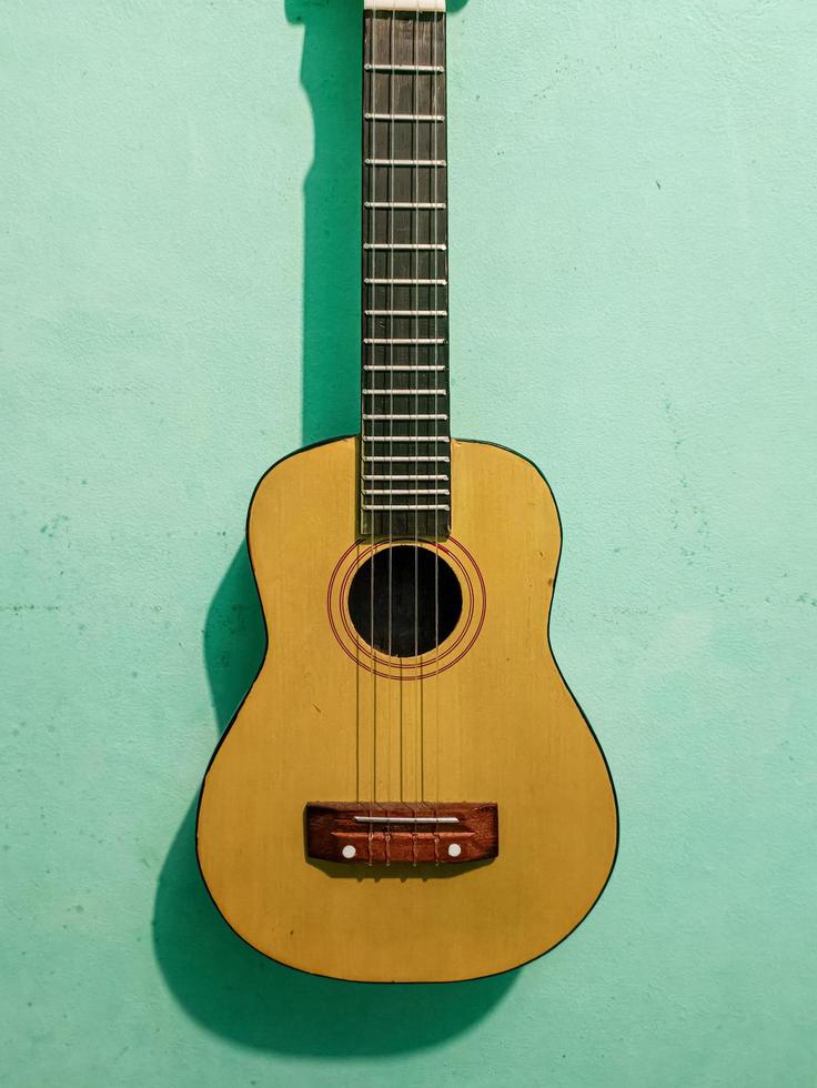 La guitarra ukelele se usa generalmente para instrumentos. foto