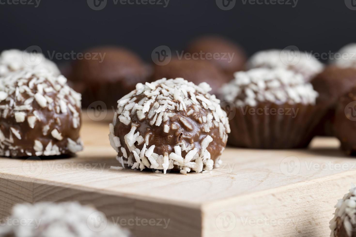 chocolates con relleno de dulce de coco foto