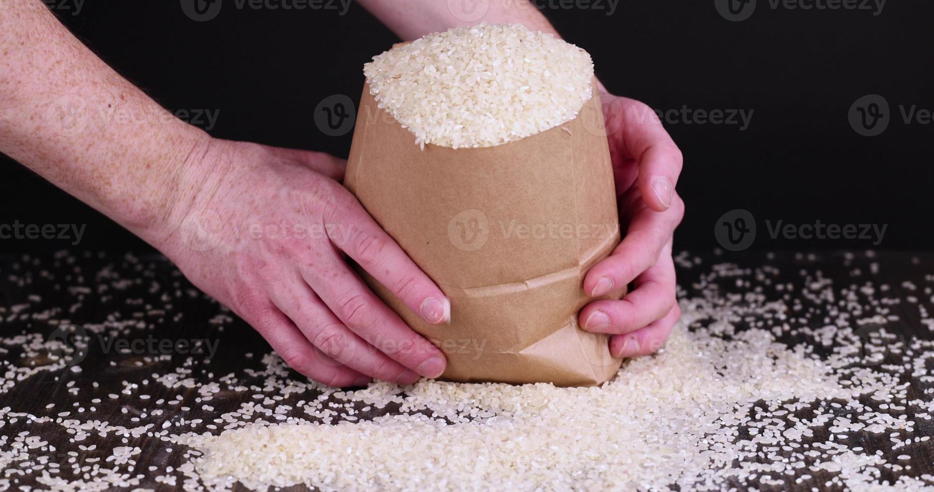 el arroz blanco en una bolsa se vierte sobre la mesa foto