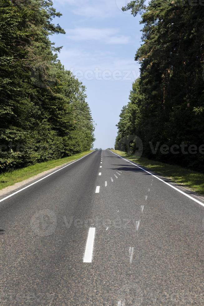 estrecho camino pavimentado para coches foto