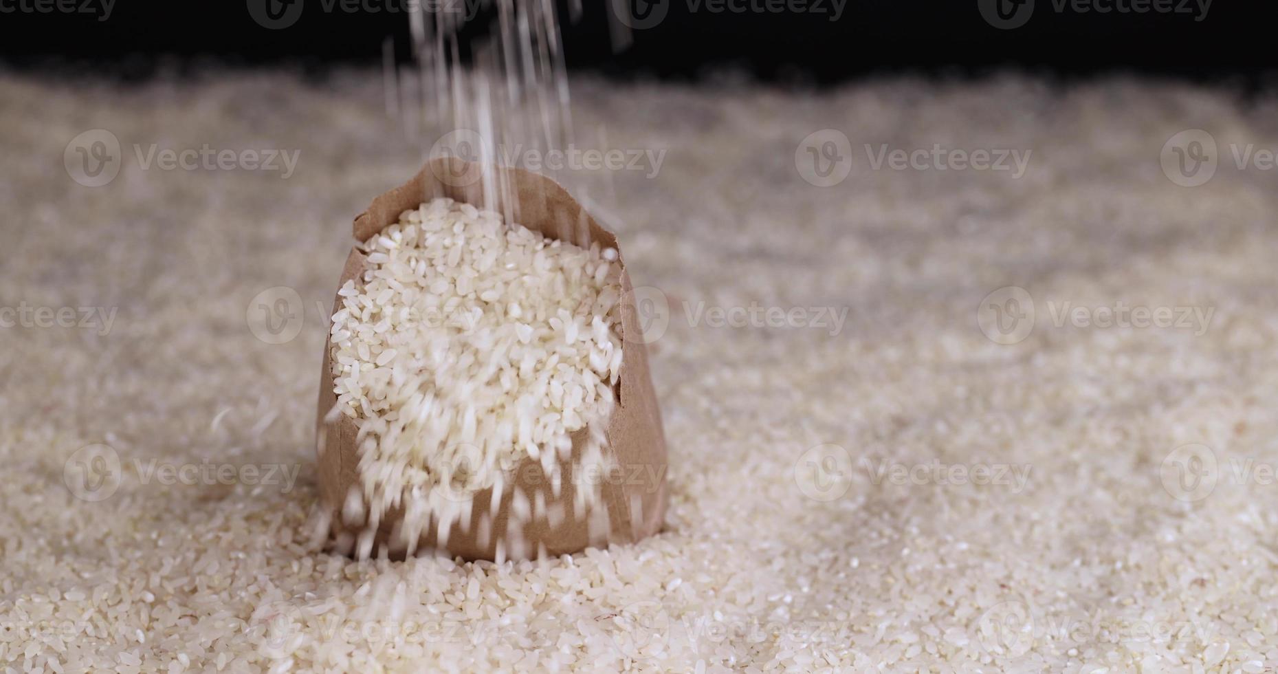 espolvorea arroz blanco con otro arroz incluso en la mesa foto