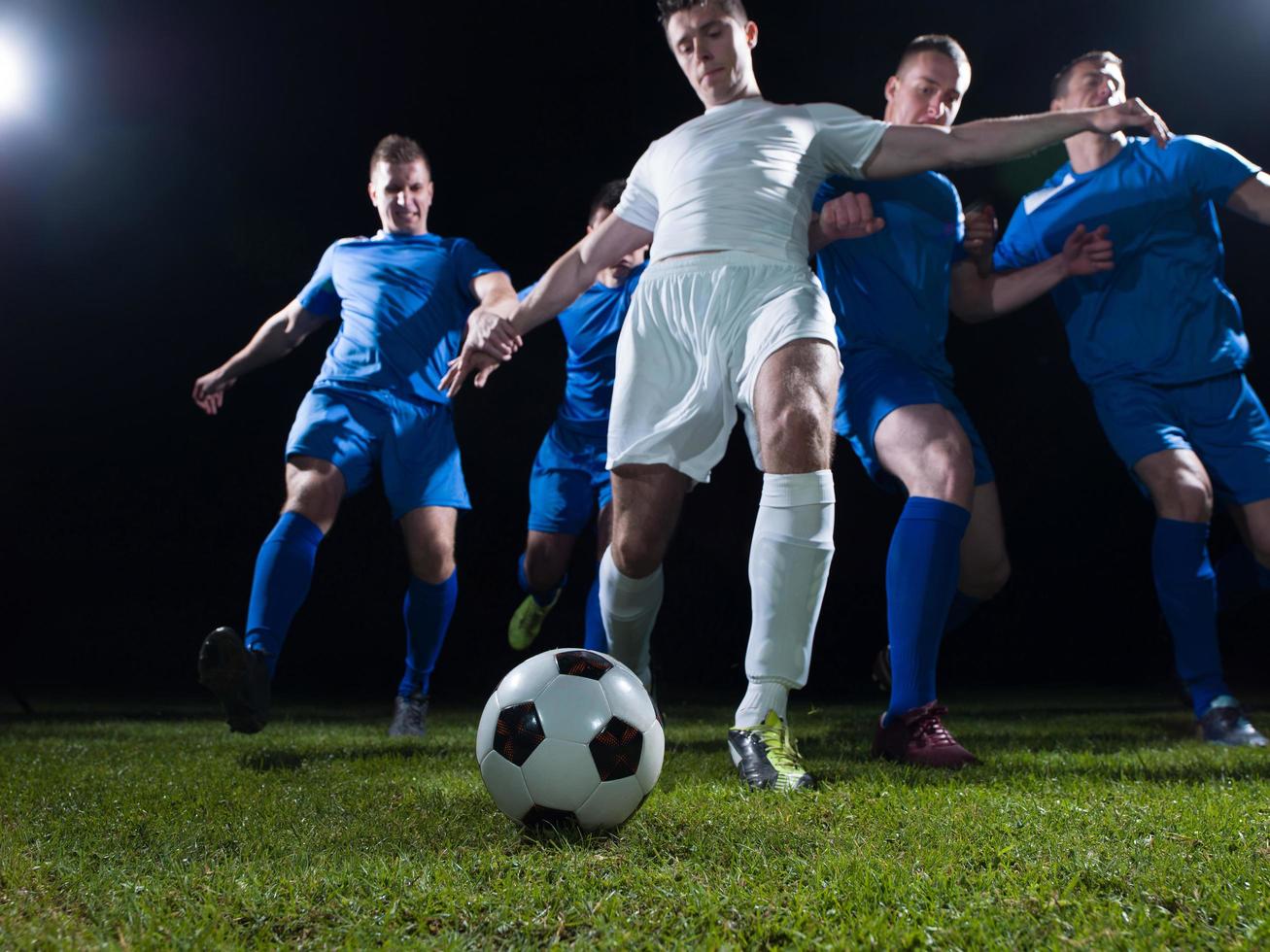 duelo de futbolistas foto