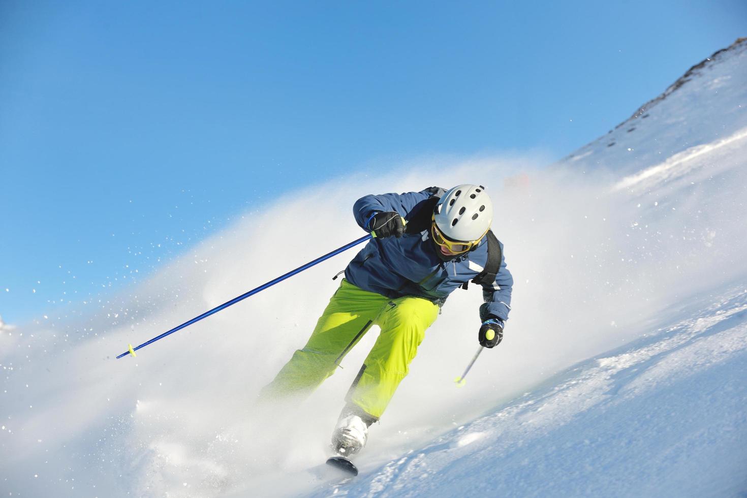 esquiar en nieve fresca en la temporada de invierno en un hermoso día soleado foto