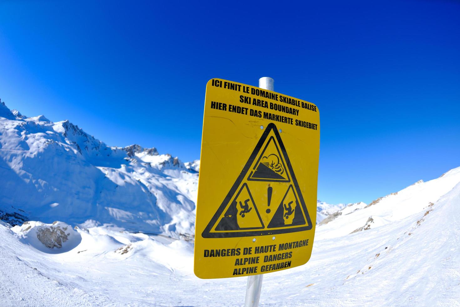 letrero en alta montaña bajo la nieve en invierno foto