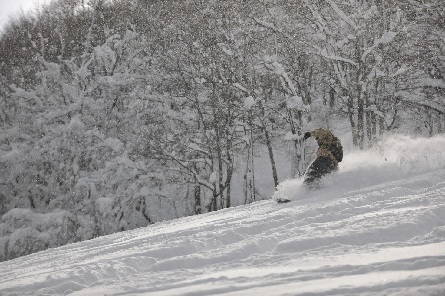 vista de snowboarder de estilo libre foto