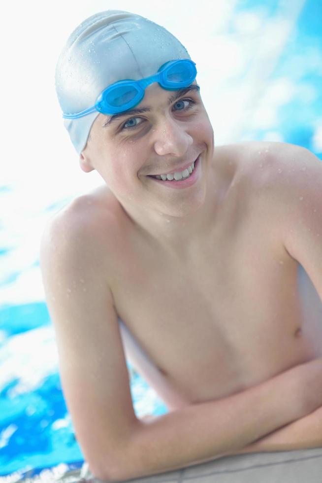 retrato de niño en la piscina foto