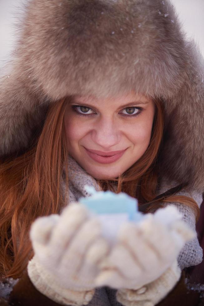 chica de invierno con regalo foto