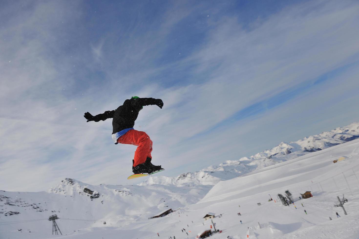 un joven feliz se divierte en invierno en la cima de la montaña foto