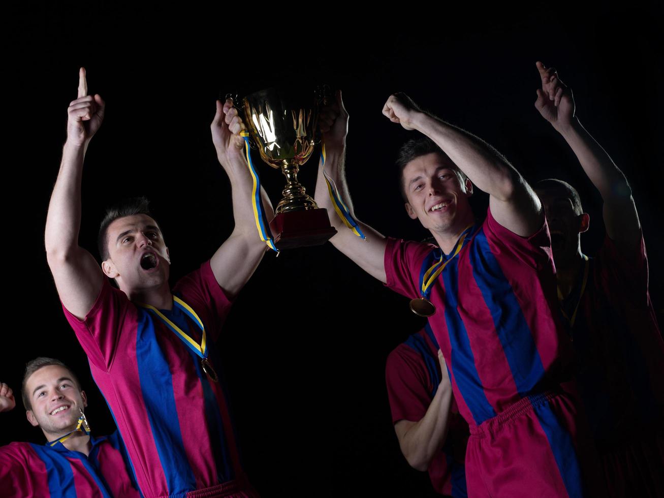 jugadores de fútbol celebrando la victoria foto