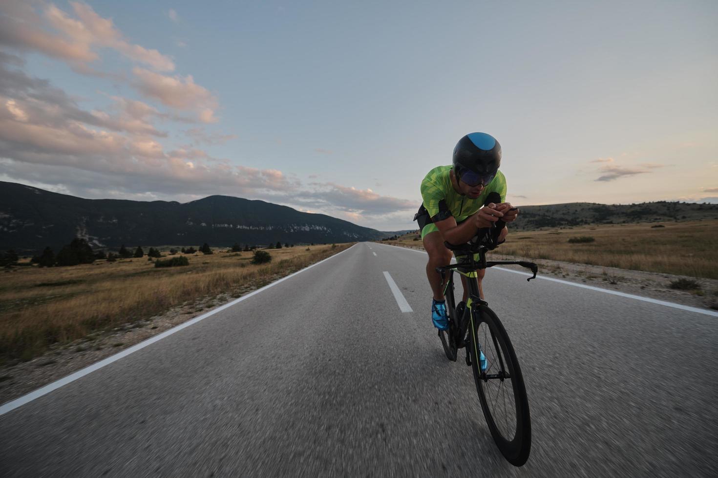 atleta de triatlón montando bicicleta foto