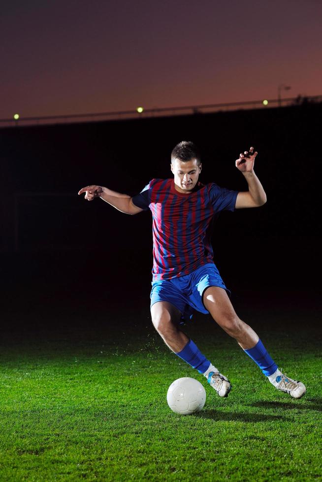 jugador de fútbol en acción foto