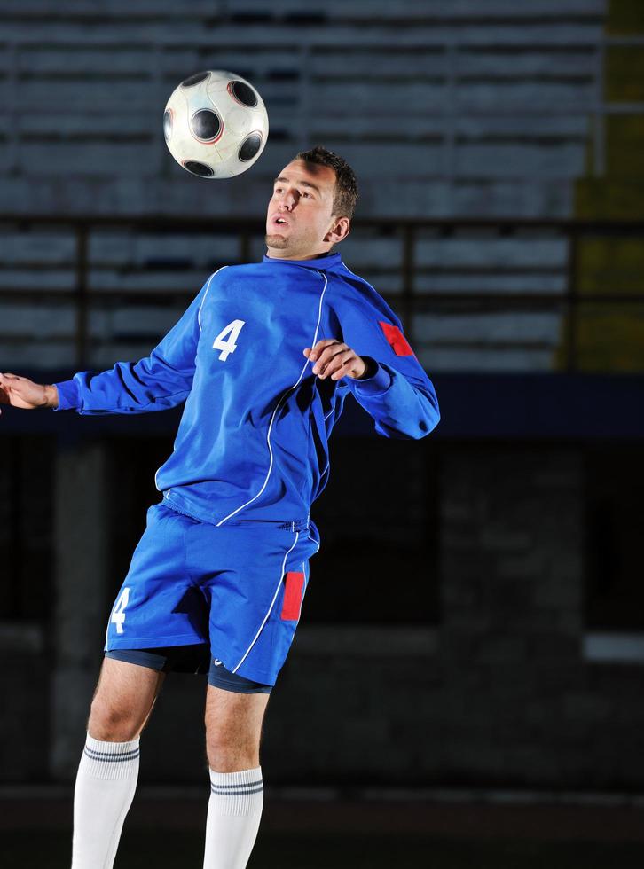 jugador de fútbol en acción foto