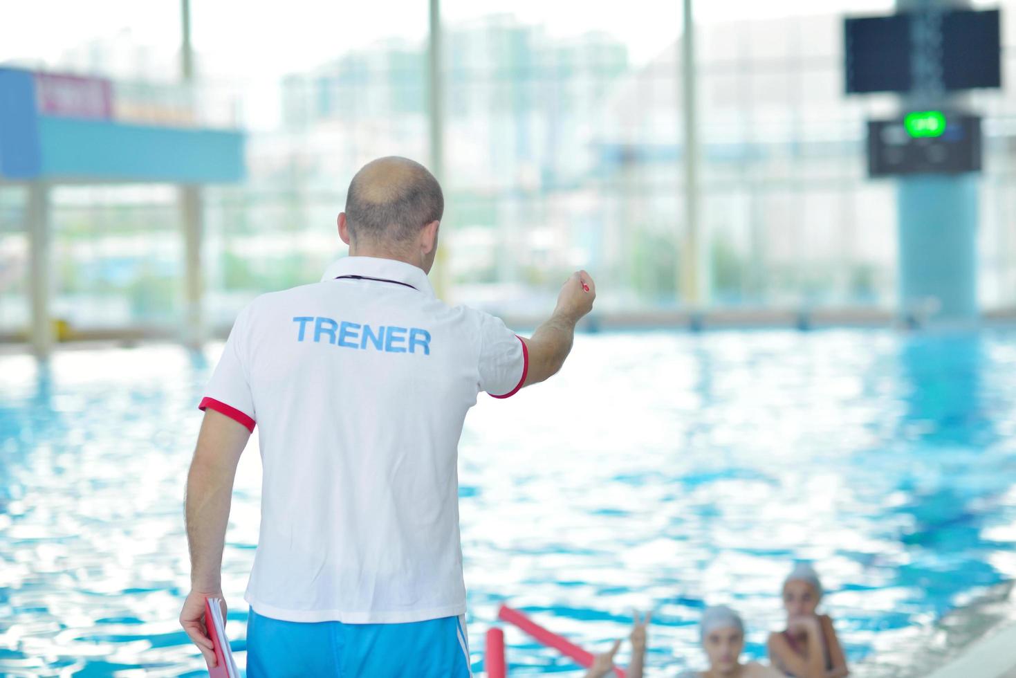 grupo de niños en la piscina foto