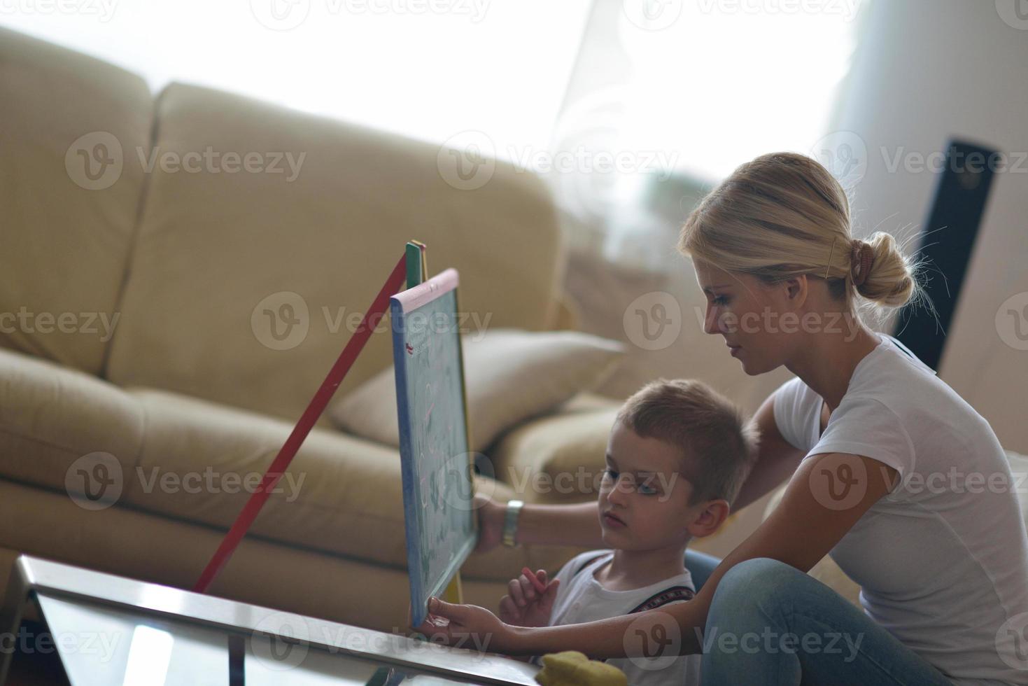 dibujo familiar en la junta escolar en casa foto