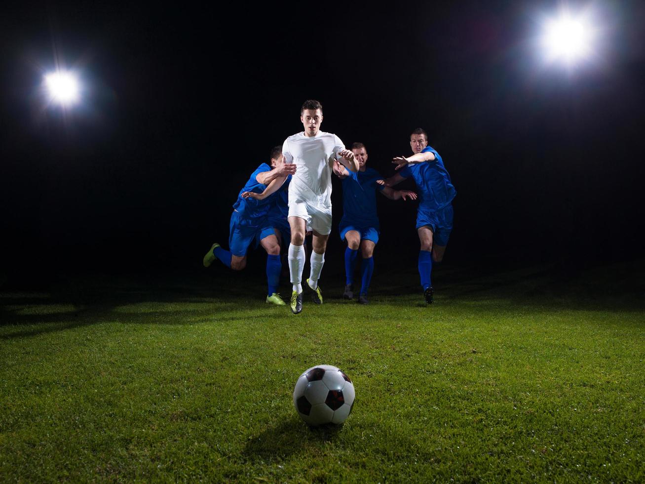 duelo de futbolistas foto