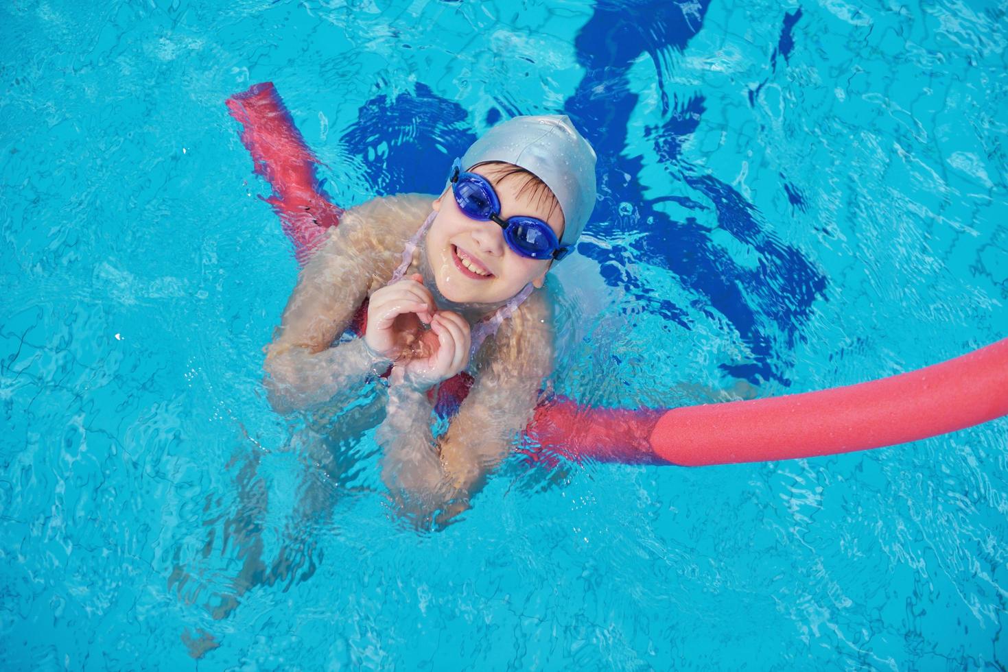 grupo de niños felices en la piscina foto