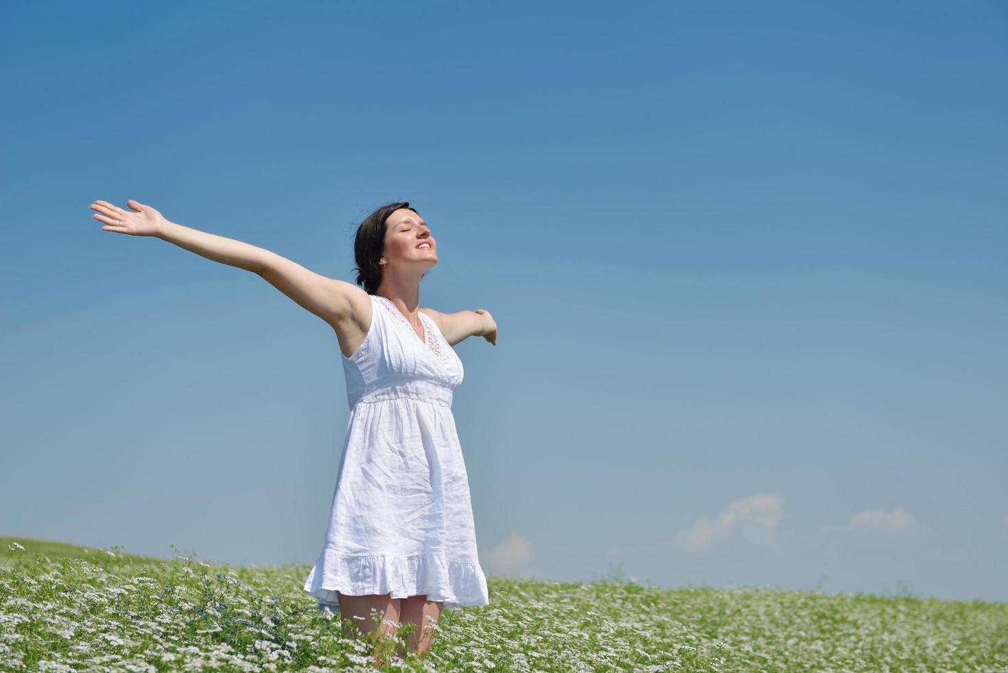 joven mujer feliz en campo verde foto