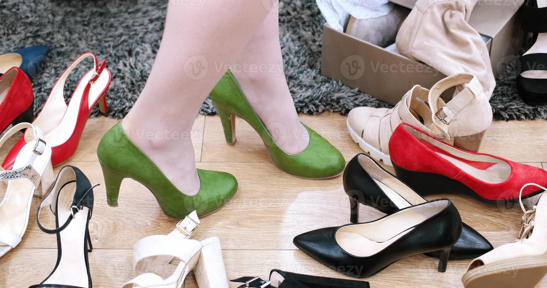 mujer probándose zapatos nuevos foto