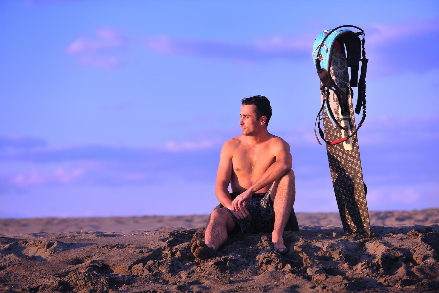 retrato, de, un, joven, kitsurf, hombre, en, playa, en, ocaso foto