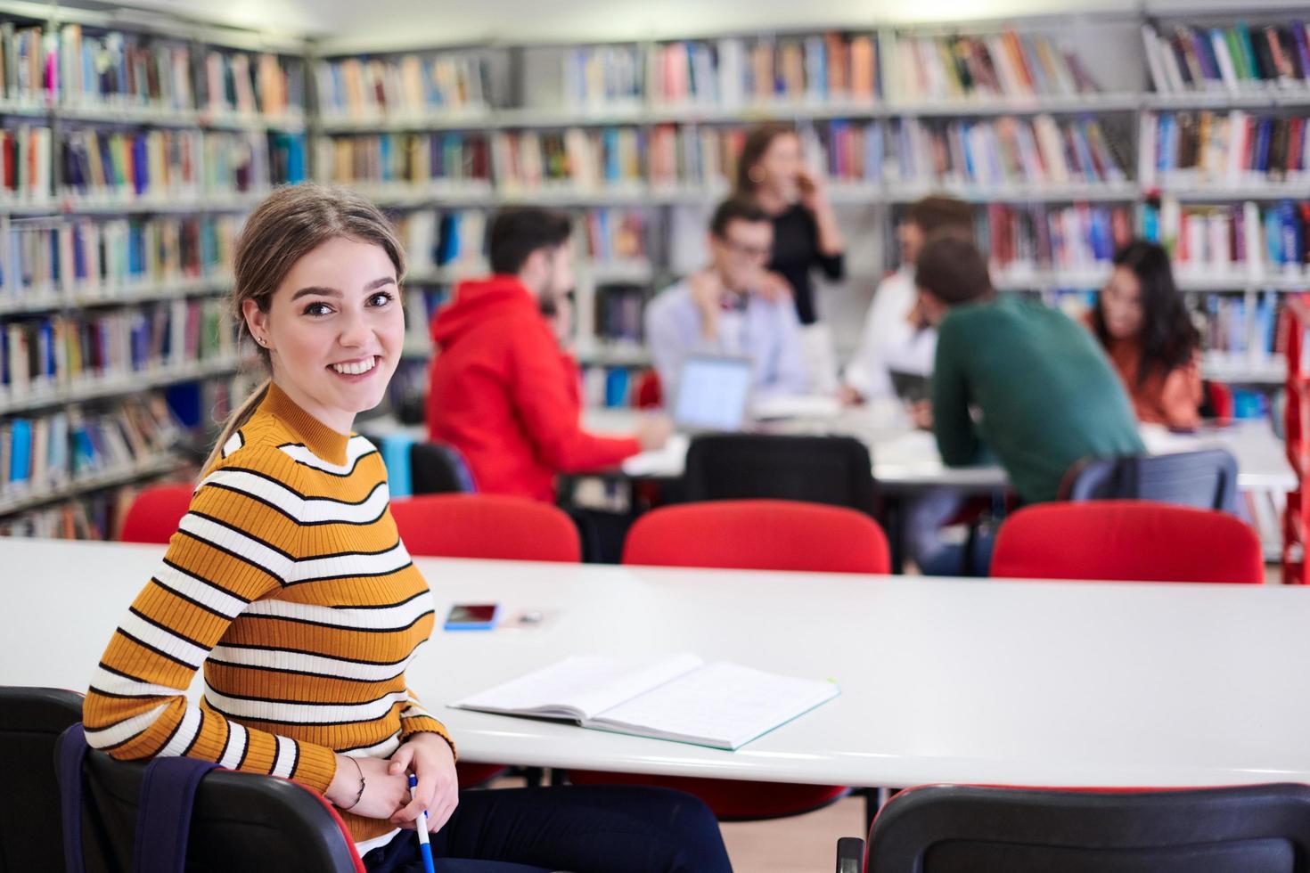 estudiante tomando notas para la clase escolar foto