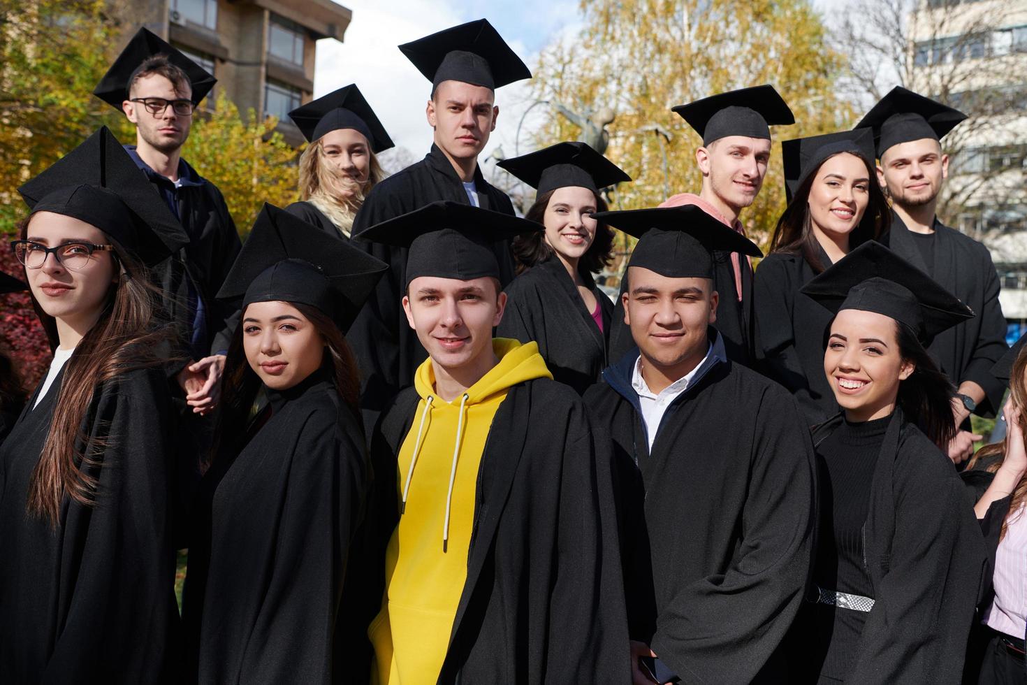 grupo de diversos estudiantes graduados internacionales celebrando foto