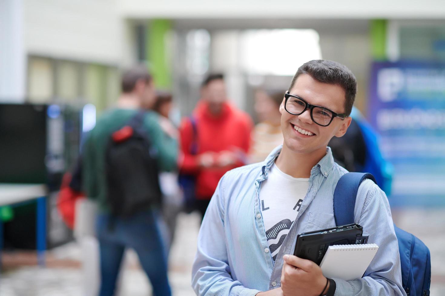 estudiante usando tecnología moderna en la escuela foto