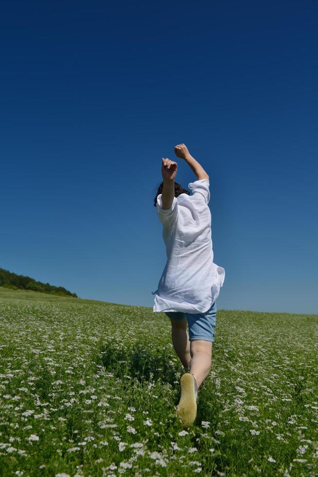 joven mujer feliz en campo verde foto