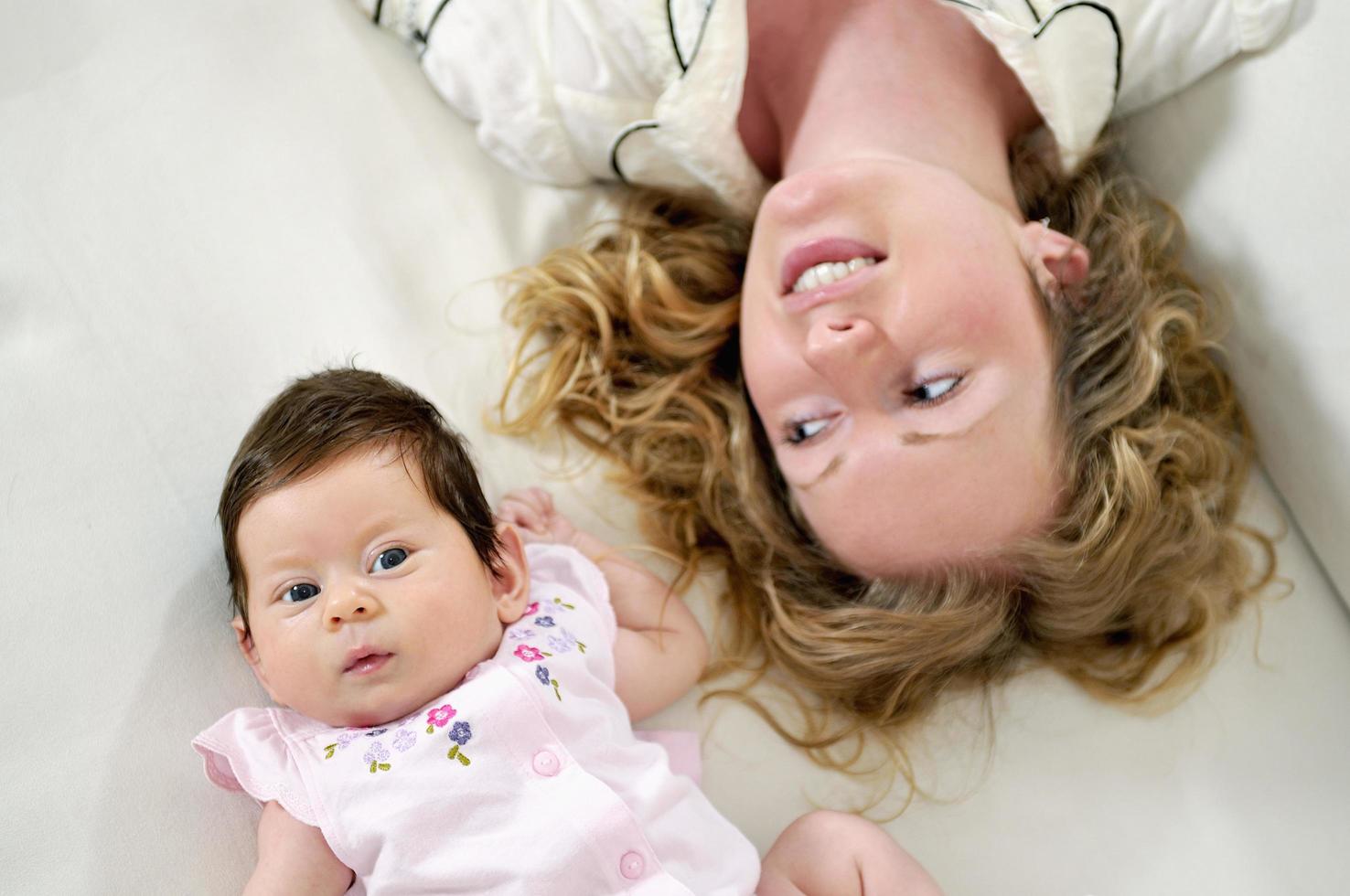 joven madre y bebé relajante foto