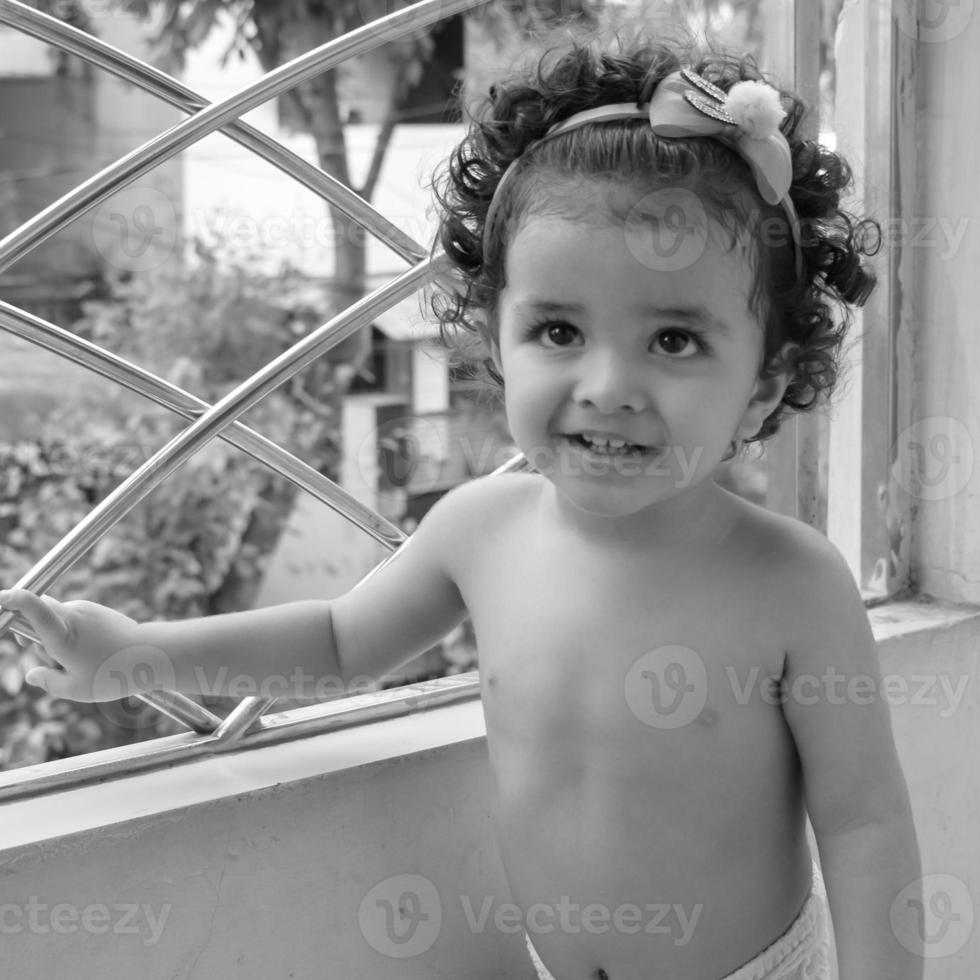 lindo niño shivaay sapra en el balcón de la casa durante el verano, dulce sesión de fotos de niño pequeño durante el día, niño pequeño disfrutando en casa durante la sesión de fotos - blanco y negro