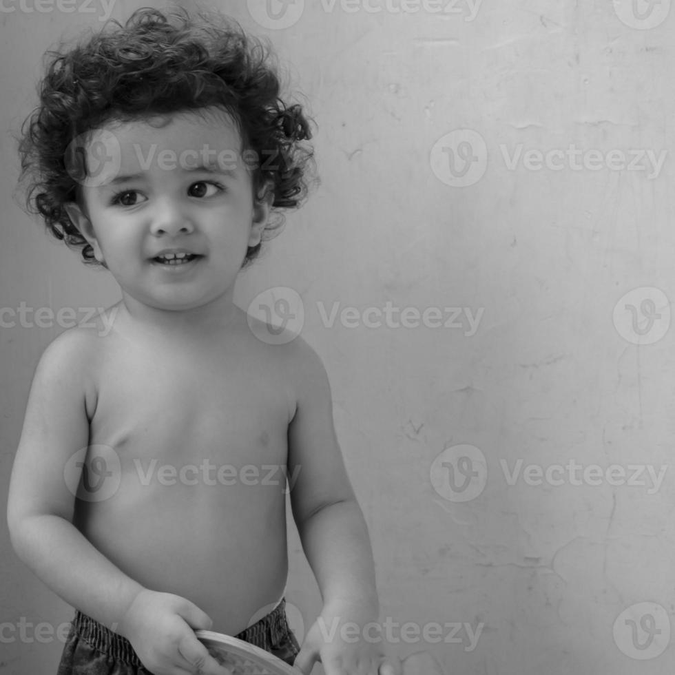 lindo niño shivaay sapra en el balcón de la casa durante el verano, dulce sesión de fotos de niño pequeño durante el día, niño pequeño disfrutando en casa durante la sesión de fotos - blanco y negro