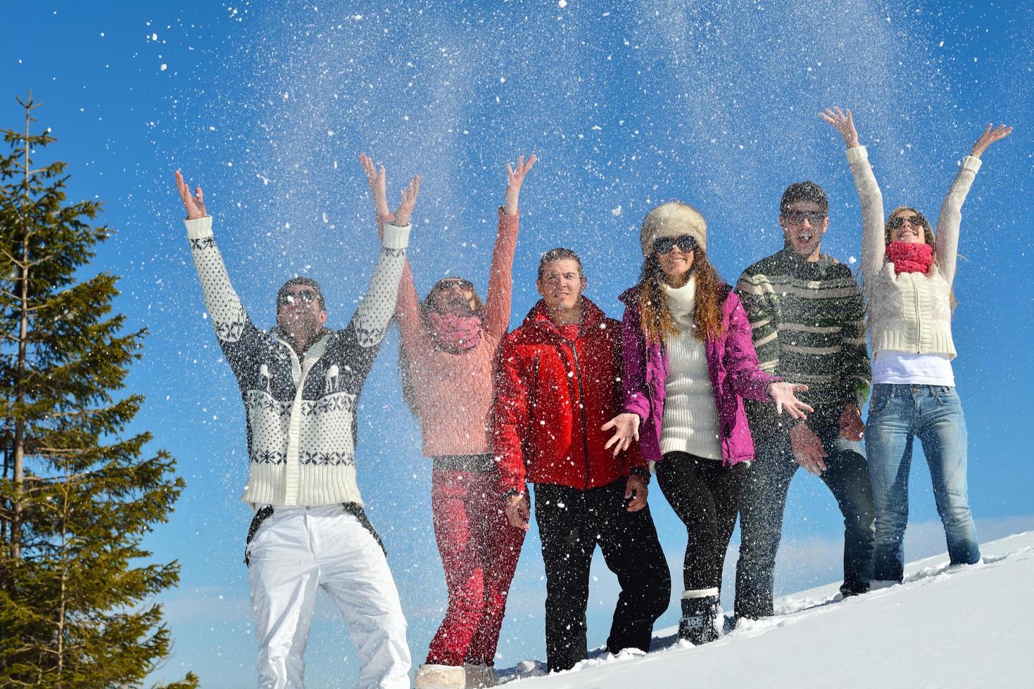 diversión de invierno con grupo de jóvenes. foto