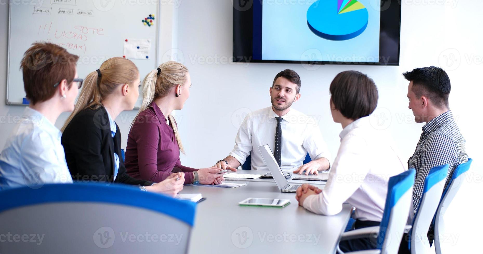 grupo de hombre de negocios en reunión foto