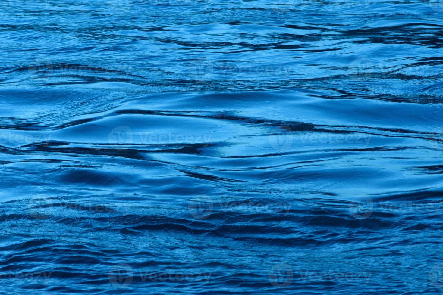 olas azules en el canal de tailandia. foto