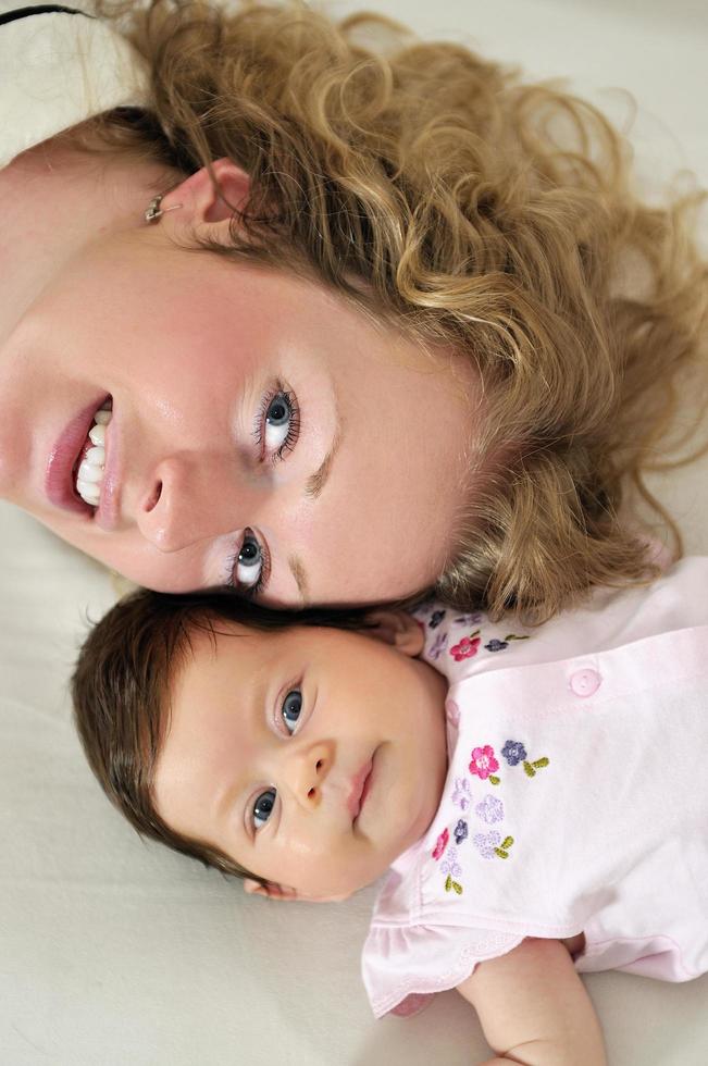 joven madre y bebé relajante foto