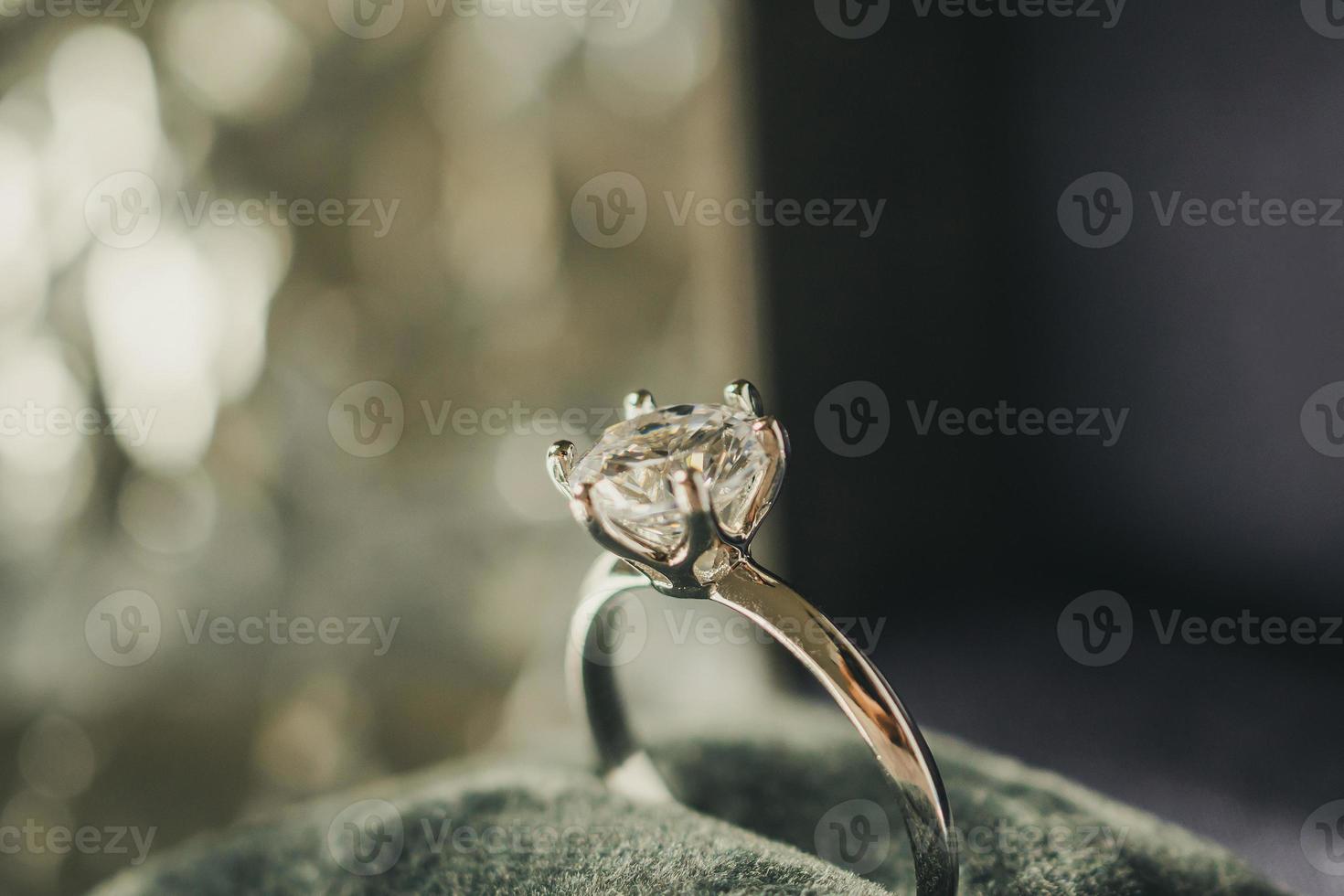 anillo de diamantes de compromiso de lujo en caja de regalo de joyería con fondo de luz bokeh foto