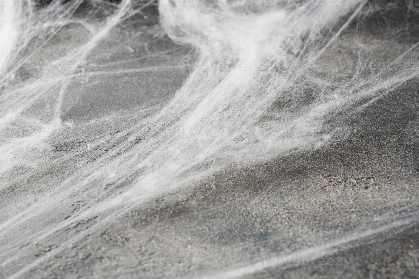 tela de araña de fondo de halloween en una pared oscura. foto