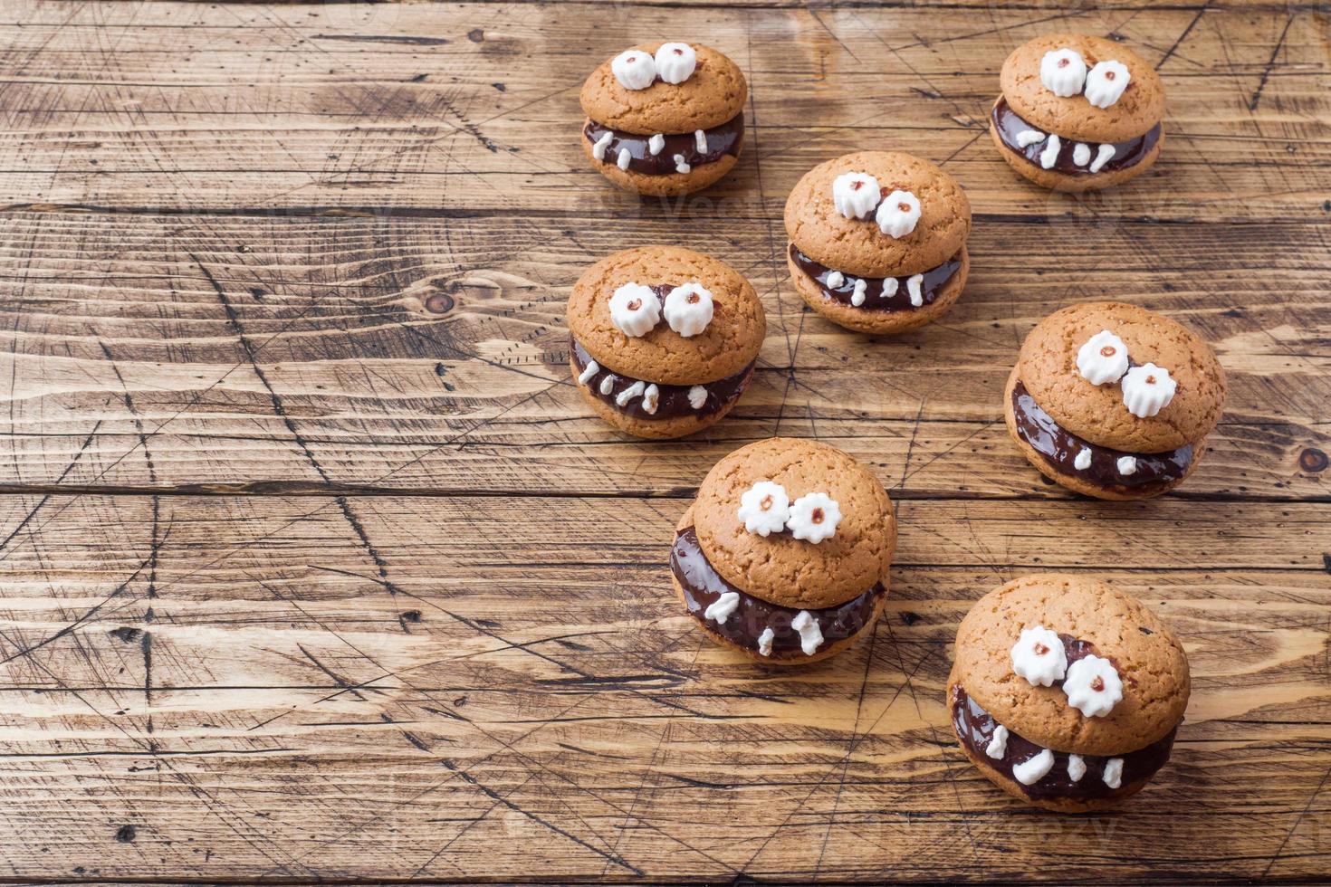 galletas con pasta de chocolate en forma de monstruos para halloween foto