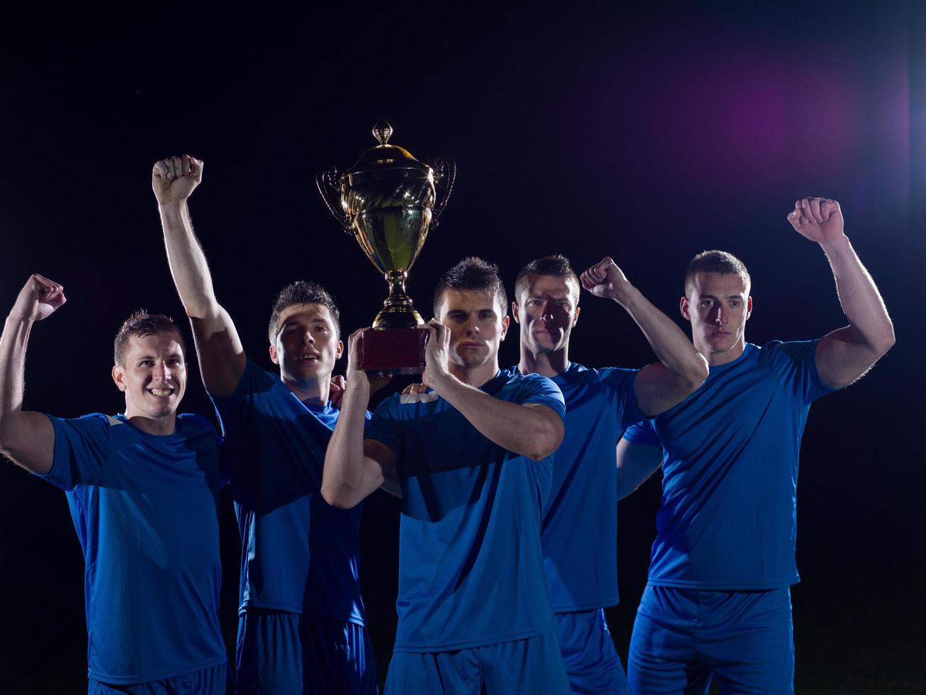 jugadores de fútbol celebrando la victoria foto