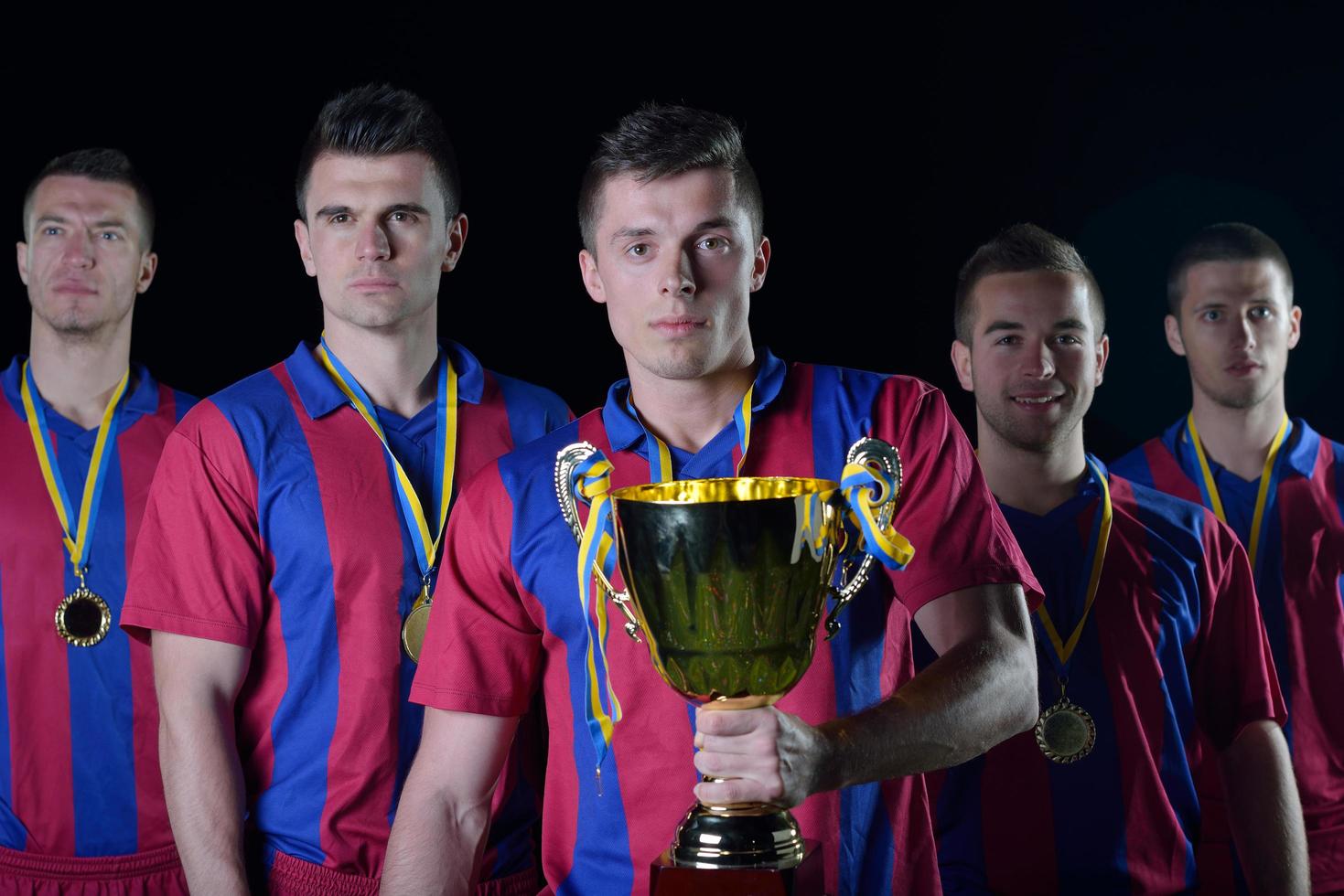 jugadores de fútbol celebrando la victoria foto