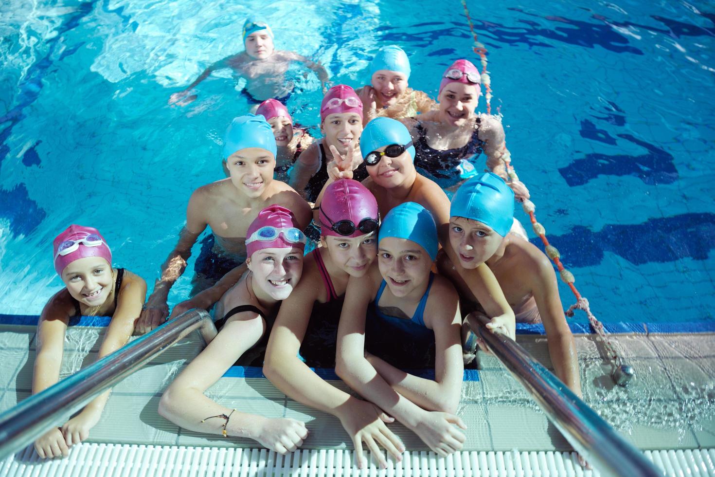 grupo de niños felices en la piscina foto