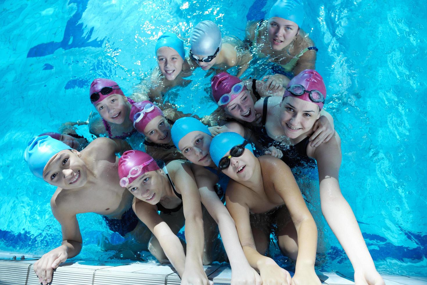 grupo de niños felices en la piscina foto