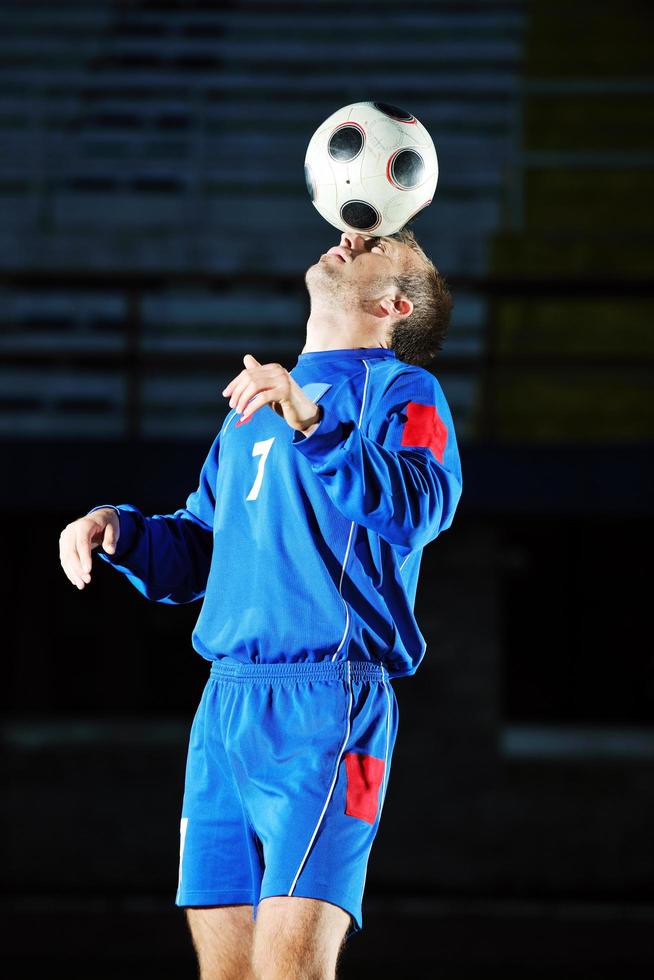 jugador de fútbol en acción foto