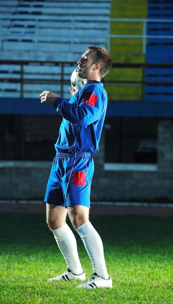 jugador de fútbol en acción foto