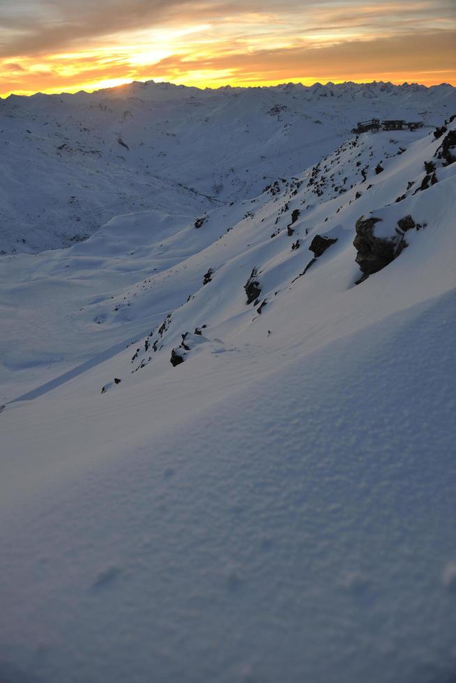 montaña nieve puesta de sol foto